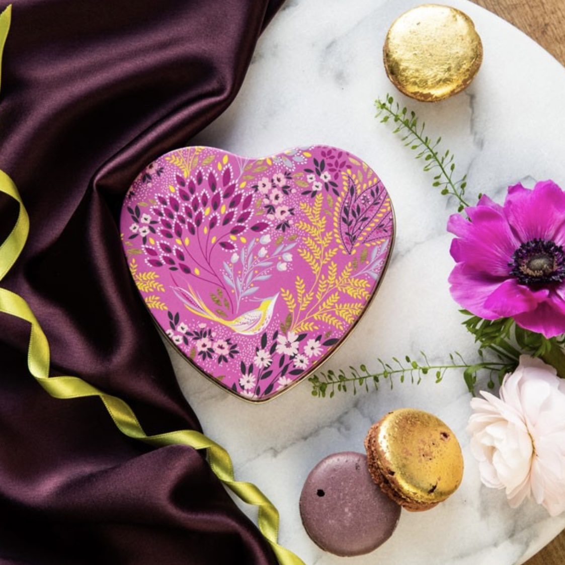 hjärtformad teburk i lila och guld med fåglar